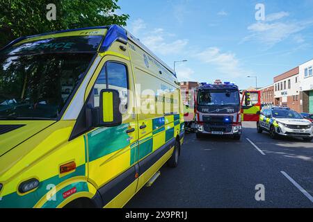 Birmingham, Großbritannien. Juni 2024. Die West Midlands Fire Service verfügt über 10 Pumpen mit rund 50 Feuerwehrleuten, eine hochvolumige Besatzung und eine hydraulische Plattform, die bei einem Brand in einer Industrieeinheit in der Lower Tower Street in Newtown, Birmingham, anwesend ist. Der Rauch konnte man meilenweit in der Stadt sehen. Ein Anruf von 999 kam um 15:20 Uhr zu einem großen Feuer im Industriegebäude. Die Feuerwehrleute versuchen nun, eine Brandausbreitung auf benachbarte Grundstücke zu verhindern. Dem Vernehmen nach enthält der Hof eine unbekannte Anzahl von Zylindern. Es wurde nicht berichtet, dass jemand verletzt wurde. Quelle: Stop Press Media/Alamy L Stockfoto