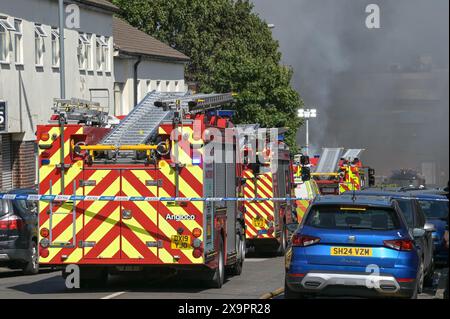 Birmingham, Großbritannien. Juni 2024. Die West Midlands Fire Service verfügt über 10 Pumpen mit rund 50 Feuerwehrleuten, eine hochvolumige Besatzung und eine hydraulische Plattform, die bei einem Brand in einer Industrieeinheit in der Lower Tower Street in Newtown, Birmingham, anwesend ist. Der Rauch konnte man meilenweit in der Stadt sehen. Ein Anruf von 999 kam um 15:20 Uhr zu einem großen Feuer im Industriegebäude. Die Feuerwehrleute versuchen nun, eine Brandausbreitung auf benachbarte Grundstücke zu verhindern. Dem Vernehmen nach enthält der Hof eine unbekannte Anzahl von Zylindern. Es wurde nicht berichtet, dass jemand verletzt wurde. Quelle: Stop Press Media/Alamy L Stockfoto