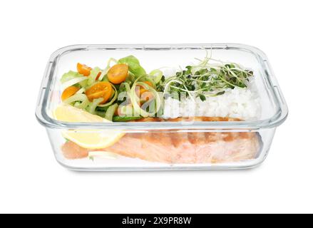 Gesunde Mahlzeit. Gegrillter Lachs, Reis und Salat in einem Behälter isoliert auf weiß Stockfoto