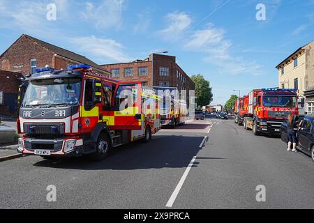 Birmingham, Großbritannien. Juni 2024. Die West Midlands Fire Service verfügt über 10 Pumpen mit rund 50 Feuerwehrleuten, eine hochvolumige Besatzung und eine hydraulische Plattform, die bei einem Brand in einer Industrieeinheit in der Lower Tower Street in Newtown, Birmingham, anwesend ist. Der Rauch konnte man meilenweit in der Stadt sehen. Ein Anruf von 999 kam um 15:20 Uhr zu einem großen Feuer im Industriegebäude. Die Feuerwehrleute versuchen nun, eine Brandausbreitung auf benachbarte Grundstücke zu verhindern. Dem Vernehmen nach enthält der Hof eine unbekannte Anzahl von Zylindern. Es wurde nicht berichtet, dass jemand verletzt wurde. Quelle: Stop Press Media/Alamy L Stockfoto