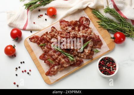 Scheiben leckerer gebratener Speck mit verschiedenen Gewürzen und Tomaten auf einem hellen Tisch, flach gelegt Stockfoto