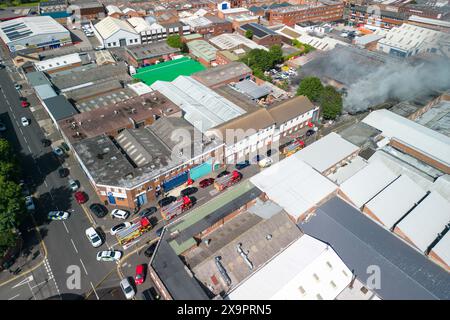 Birmingham, Großbritannien. Juni 2024. Die West Midlands Fire Service verfügt über 10 Pumpen mit rund 50 Feuerwehrleuten, eine hochvolumige Besatzung und eine hydraulische Plattform, die bei einem Brand in einer Industrieeinheit in der Lower Tower Street in Newtown, Birmingham, anwesend ist. Der Rauch konnte man meilenweit in der Stadt sehen. Ein Anruf von 999 kam um 15:20 Uhr zu einem großen Feuer im Industriegebäude. Die Feuerwehrleute versuchen nun, eine Brandausbreitung auf benachbarte Grundstücke zu verhindern. Dem Vernehmen nach enthält der Hof eine unbekannte Anzahl von Zylindern. Es wurde nicht berichtet, dass jemand verletzt wurde. Quelle: Stop Press Media/Alamy L Stockfoto