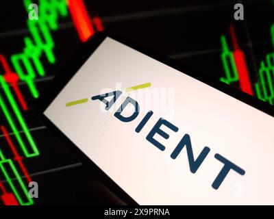 Konskie, Polen – 29. Mai 2024: Das Firmenlogo von Adient wird auf dem Mobiltelefon angezeigt Stockfoto