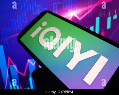 Konskie, Polen - 29. Mai 2024: Das iQiyi Firmenlogo wird auf dem Mobiltelefon angezeigt Stockfoto