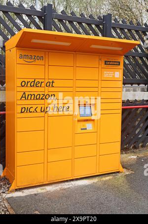 Abholpunkte für Postversand und Amazon-Pakete Stockfoto