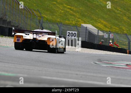 Scarperia, 5. April 2024: Jaguar XJR-9 Gruppe C Jahr 1988 in Aktion während des Mugello Classic 2024 auf dem Mugello Circuit in Italien. Stockfoto