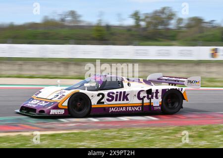 Scarperia, 5. April 2024: Jaguar XJR-9 Gruppe C Jahr 1988 in Aktion während des Mugello Classic 2024 auf dem Mugello Circuit in Italien. Stockfoto