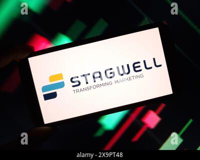 Konskie, Polen – 29. Mai 2024: Das Firmenlogo von Stagwell wird auf dem Mobiltelefon angezeigt Stockfoto