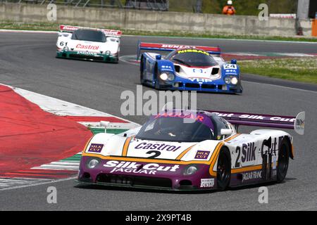 Scarperia, 5. April 2024: Jaguar XJR-9 Gruppe C Jahr 1988 in Aktion während des Mugello Classic 2024 auf dem Mugello Circuit in Italien. Stockfoto