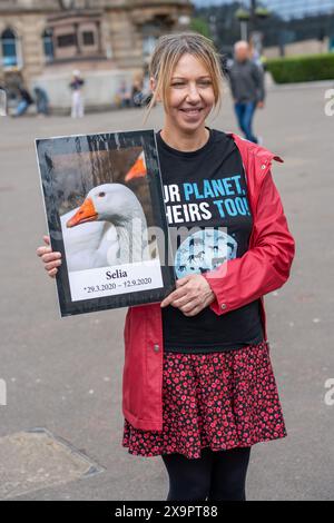 Glasgow, Schottland, Großbritannien. Juni 2024. Stiller Marsch vom Kelvingrove Park zum George Square im Rahmen des 14. Nationalen Tierschutztags (NARD). In mehr als 50 Ländern der Welt am ersten Sonntag im Juni beobachtet, um allen Tieren eine Stimme zu geben und das Bewusstsein für ihre Rechte zu schärfen. Gutschrift: R.. Gass/Alamy Live News Stockfoto