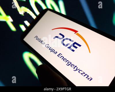 Konskie, Polen - 29. Mai 2024: Das Firmenlogo von PGE Polska wird auf dem Mobiltelefon angezeigt Stockfoto