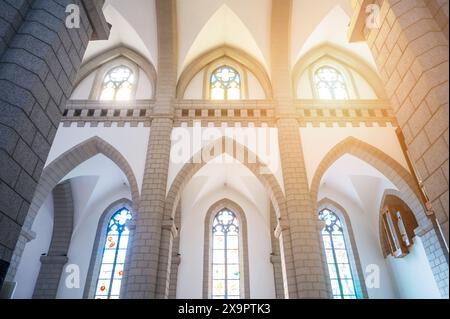 Kathedrale des Heiligen Herzens Jesu in Taschkent in Usbekistan. Innenraum einer alten christlich-katholischen Kirche mit Sonnenlicht durch Buntglasfenster Stockfoto