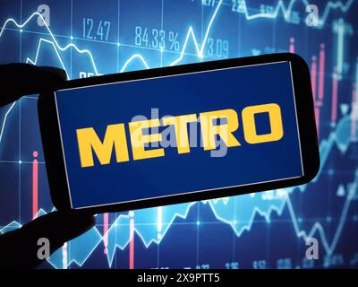 Konskie, Polen - 30. Mai 2024: Firmenlogo der Metro AG auf dem Mobiltelefon Stockfoto