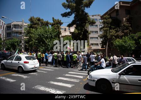 Teheran, Teheran, Iran. Juni 2024. Unterstützer des ehemaligen iranischen Präsidenten Mahmud Ahmadinedschad warten am Sonntag, den 2. Juni 2024, darauf, dass er das Innenministerium in Teheran, Iran, verlässt. Quelle: ZUMA Press, Inc./Alamy Live News Stockfoto