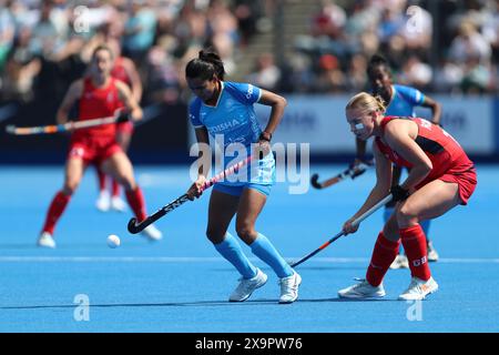 Der Indische Jyoti Chhatri (links) und die britische Sarah Robertson kämpfen um den Ball während des Women's FIH Hockey Pro League Spiels im Lee Valley Hockey and Tennis Centre in London. Bilddatum: Sonntag, 2. Juni 2024. Stockfoto