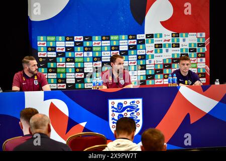 Darlington, Großbritannien. Juni 2024. Gareth Southgate und Kieran Trippier (Mitte und rechts) sprechen im Vorfeld ihres Spiels gegen Bosnien-Herzegowina im Rahmen ihrer Vorbereitungen für die UEFA-Europameisterschaft in Deutschland vor den Medien. Quelle: James Hind/Alamy. Stockfoto