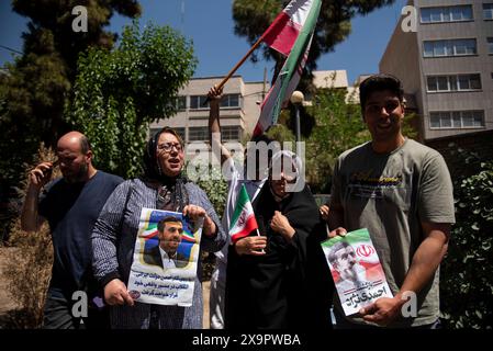 Teheran, Teheran, Iran. Juni 2024. Anhänger des ehemaligen iranischen Präsidenten Mahmud Ahmadinedschad halten Porträts von ihm, während sie darauf warten, dass er am Sonntag, den 2. Juni 2024, das Innenministerium in Teheran, Iran, verlässt. Quelle: ZUMA Press, Inc./Alamy Live News Stockfoto