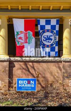 Flaggen für die EPL-Fußballvereine Liverpool und Chelsea auf einer Veranda mit einem Joe Biden Kamala Harris 2024-Schild im Vordergrund. Stockfoto
