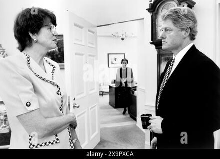 US-Präsident Bill Clinton spricht mit US-Staatsanwältin Janet Reno im Weißen Haus, Washington, D.C., USA, offizielles Foto des Weißen Hauses, 1993 Stockfoto