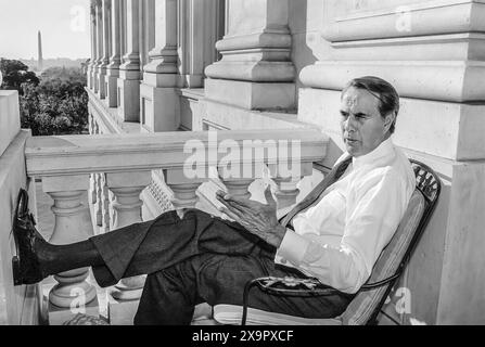 US-Senator Bob Dole (R-Kansas), sitzt auf einem Balkon vor dem Büro seines Minderheitenführers, U.S. Capitol Building, Washington, D.C., USA, Michael Geissinger, 1990 Stockfoto