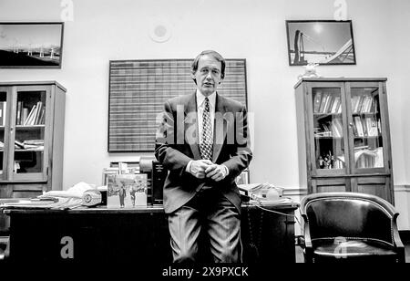 US-Kongressabgeordneter Ed Markey (D-Massachusetts), dreiviertel langes Porträt in seinem Büro, Rayburn House, Washington, D.C., USA, Michael Geissinger, 1993 Stockfoto