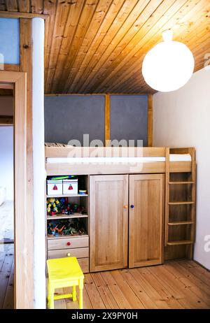 Holzmöbel im Kinderzimmer mit Etagenbett. Design des Schlafzimmers im skandinavischen Stil. Stockfoto