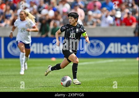 Commerce City, CO, USA. Juni 2024. Die koreanische Mittelfeldspielerin JI Soyun (10) bewegt den Ball während des Internationalen Frauenfußballspiels zwischen der US-Frauennationalmannschaft und Korea im Dick's Sporting Goods Park in Commerce City, CO. Kevin Langley/Sports South Media/CSM/Alamy Live News Stockfoto