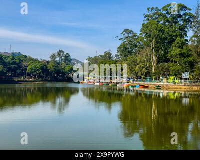 Blick auf das Bootshaus an einem Morgen mit klarem Himmel auf dem Yercaud Lake, einem der größten Seen in Tamil Nadu. Indien Stockfoto