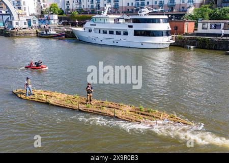 Eine 17 Meter lange Insel, die aus recycelten Wasserrohren aus Kunststoff besteht, wird im Rahmen des Festival of Nature in Bristol Harbour und der ersten schwimmenden Ökosysteminseln der Stadt, die zu einem festen Bestandteil am Capricorn Quay werden, eingeführt. Bilddatum: Sonntag, 2. Juni 2024. Stockfoto