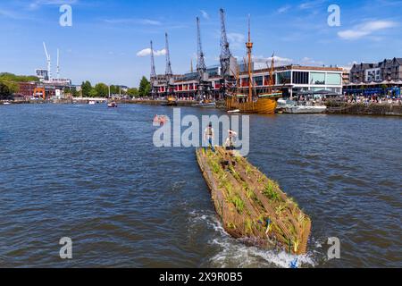 Eine 17 Meter lange Insel, die aus recycelten Wasserrohren aus Kunststoff besteht, wird im Rahmen des Festival of Nature in Bristol Harbour und der ersten schwimmenden Ökosysteminseln der Stadt, die zu einem festen Bestandteil am Capricorn Quay werden, eingeführt. Bilddatum: Sonntag, 2. Juni 2024. Stockfoto