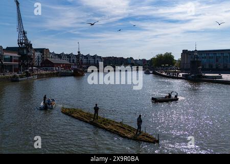 Eine 17 Meter lange Insel, die aus recycelten Wasserrohren aus Kunststoff besteht, wird im Rahmen des Festival of Nature in Bristol Harbour und der ersten schwimmenden Ökosysteminseln der Stadt, die zu einem festen Bestandteil am Capricorn Quay werden, eingeführt. Bilddatum: Sonntag, 2. Juni 2024. Stockfoto