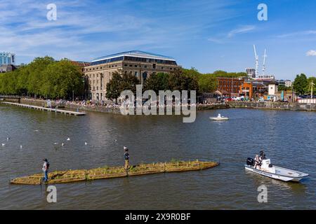 Eine 17 Meter lange Insel, die aus recycelten Wasserrohren aus Kunststoff besteht, wird im Rahmen des Festival of Nature in Bristol Harbour und der ersten schwimmenden Ökosysteminseln der Stadt, die zu einem festen Bestandteil am Capricorn Quay werden, eingeführt. Bilddatum: Sonntag, 2. Juni 2024. Stockfoto