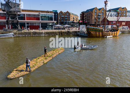 Eine 17 Meter lange Insel, die aus recycelten Wasserrohren aus Kunststoff besteht, wird im Rahmen des Festival of Nature in Bristol Harbour und der ersten schwimmenden Ökosysteminseln der Stadt, die zu einem festen Bestandteil am Capricorn Quay werden, eingeführt. Bilddatum: Sonntag, 2. Juni 2024. Stockfoto