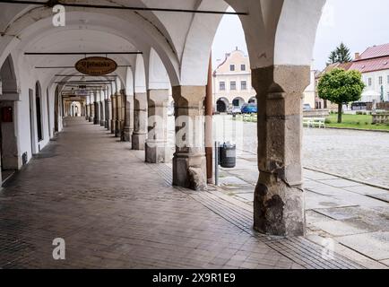 Die Bürgerhäuser sind durch eine durchgehende Arkade verbunden, Zachariáš des Hradec-Platzes, Telč, Bezirk Jihlava in der Region Vysočina in der Tschechischen Republik Stockfoto