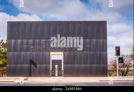 Oklahoma City, Oklahoma, USA - 17. März 2017: Monumentale Tore der Zeit symbolisieren Unschuld und Heilung am Oklahoma City National Memorial. Stockfoto