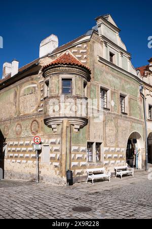 Stadthaus mit der Bucht, deren Fenster gotische Steinpfannen haben, die in der gleichen Weise wie die Fenster im ersten Stock gemacht wurden. Stockfoto