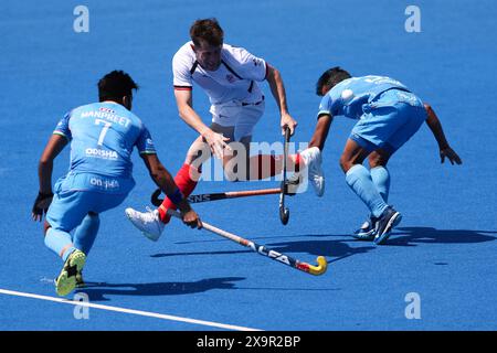 Der britische Thomas Sorsby kämpft im Lee Valley Hockey and Tennis Centre in London gegen den Indianer Manpreet Singh (links). Bilddatum: Sonntag, 2. Juni 2024. Stockfoto