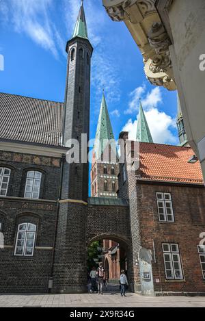 Passage vom Rathaus zur Marienkirche in Lubeckvor blauem Himmel, historische Gebäude in Backsteinarchitektur, berühmte Reise Stockfoto