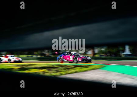 Imola, Italien. Juni 2024. Das BeDriver-Team des australischen Fahrers Hall Bayley tritt beim ersten Rennen des Porsche Carrera Cup Italia auf der Enzo e Dino Ferrari International Racetrack an. (Foto: Luca Martini/SOPA Images/SIPA USA) Credit: SIPA USA/Alamy Live News Stockfoto