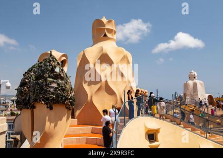 Dachterrasse und dekorative Schornsteine im La Pedrera - Casa Milà, Antoni Gaudis Apartments am Passeig de Gracia, Barcelona, Katalonien, Spanien. Stockfoto