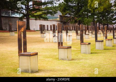 Feld mit leeren Stühlen im Oklahoma City National Memorial zu Ehren der Opfer, Überlebenden, Retter und aller, die von Oklahoma City betroffen waren Stockfoto