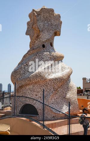 Dachterrasse und dekorative Schornsteine im La Pedrera - Casa Milà, Antoni Gaudis Apartments am Passeig de Gracia, Barcelona, Katalonien, Spanien. Stockfoto