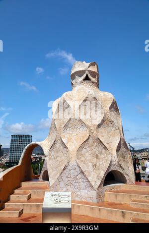 Dachterrasse und dekorative Schornsteine im La Pedrera - Casa Milà, Antoni Gaudis Apartments am Passeig de Gracia, Barcelona, Katalonien, Spanien. Stockfoto