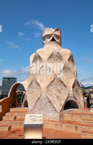 Dachterrasse und dekorative Schornsteine im La Pedrera - Casa Milà, Antoni Gaudis Apartments am Passeig de Gracia, Barcelona, Katalonien, Spanien. Stockfoto