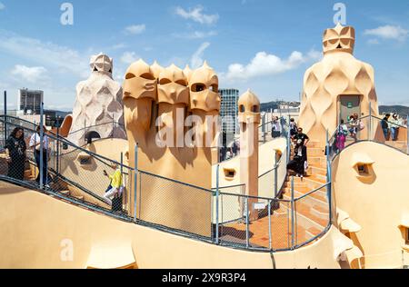 Dachterrasse und dekorative Schornsteine im La Pedrera - Casa Milà, Antoni Gaudis Apartments am Passeig de Gracia, Barcelona, Katalonien, Spanien. Stockfoto