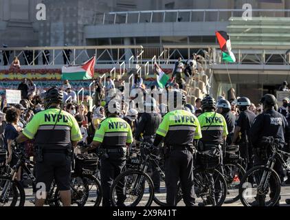 Brooklyn, NY - Mai 31 2024: NYPD-Beamte mit Fahrrädern und Helmen beobachten Protest pro Palestine vor dem Brooklyn Museum am Eastern Parkway, Brookl Stockfoto