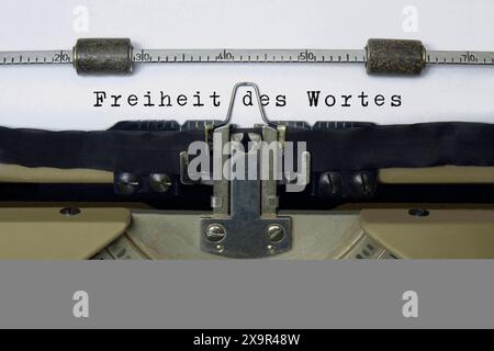 Schreibmaschine mit Schriftzug Freiheit des Wortes, 02.06.2024, Borkwalde, Brandenburg, auf dem Papier in einer Schreibmaschine steht der Schriftzug Freiheit des Wortes. Symbolbild, Symbolfoto, Schreibmaschine, handbetriebene Schreibmaschine, mechanische Schreibmaschine, Farbband, Papier, Schreibpapier, Schreibmaschinenpapier, Schreibmaschinenschreiben, Schreiben, Schreibmaschine tippen, tippen, Schreibmaschinenschrift, Schriftzug, Freiheit des Wortes, Freiheit, frei, Unabhängigkeit, unabhängig, Ungebundenheit, ungebunden, Selbstständigkeit, selbsständig, Grundrecht, Ich Stockfoto