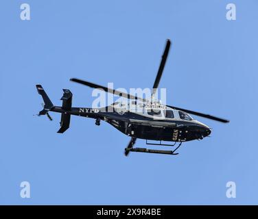 Brooklyn, NY – Mai 31 2024: Der Hubschrauber der NYPD schwebt über Gebäuden in New York City während eines Protests im Brooklyn Museum. Stockfoto