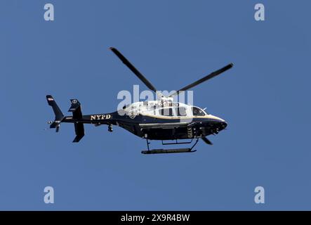 Brooklyn, NY – Mai 31 2024: Der Hubschrauber der NYPD schwebt über Gebäuden in New York City während eines Protests im Brooklyn Museum. Stockfoto