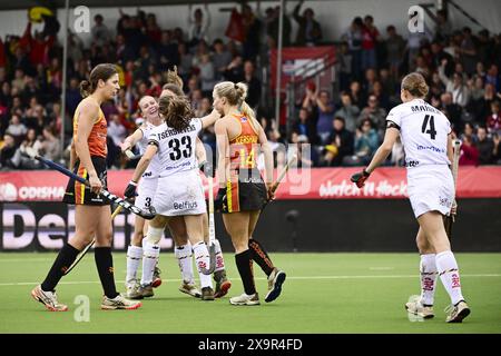 Antwerpen, Belgien. Juni 2024. Die Belgierin Astrid Bonami erzielt ein Tor während eines Hockeyspiels zwischen Australien und der belgischen Nationalmannschaft Red Panthers, Match 12/16 in der Gruppenphase der FIH Pro League 2024, Sonntag, den 2. Juni 2024, in Antwerpen. BELGA FOTO DIRK WAEM Credit: Belga News Agency/Alamy Live News Stockfoto